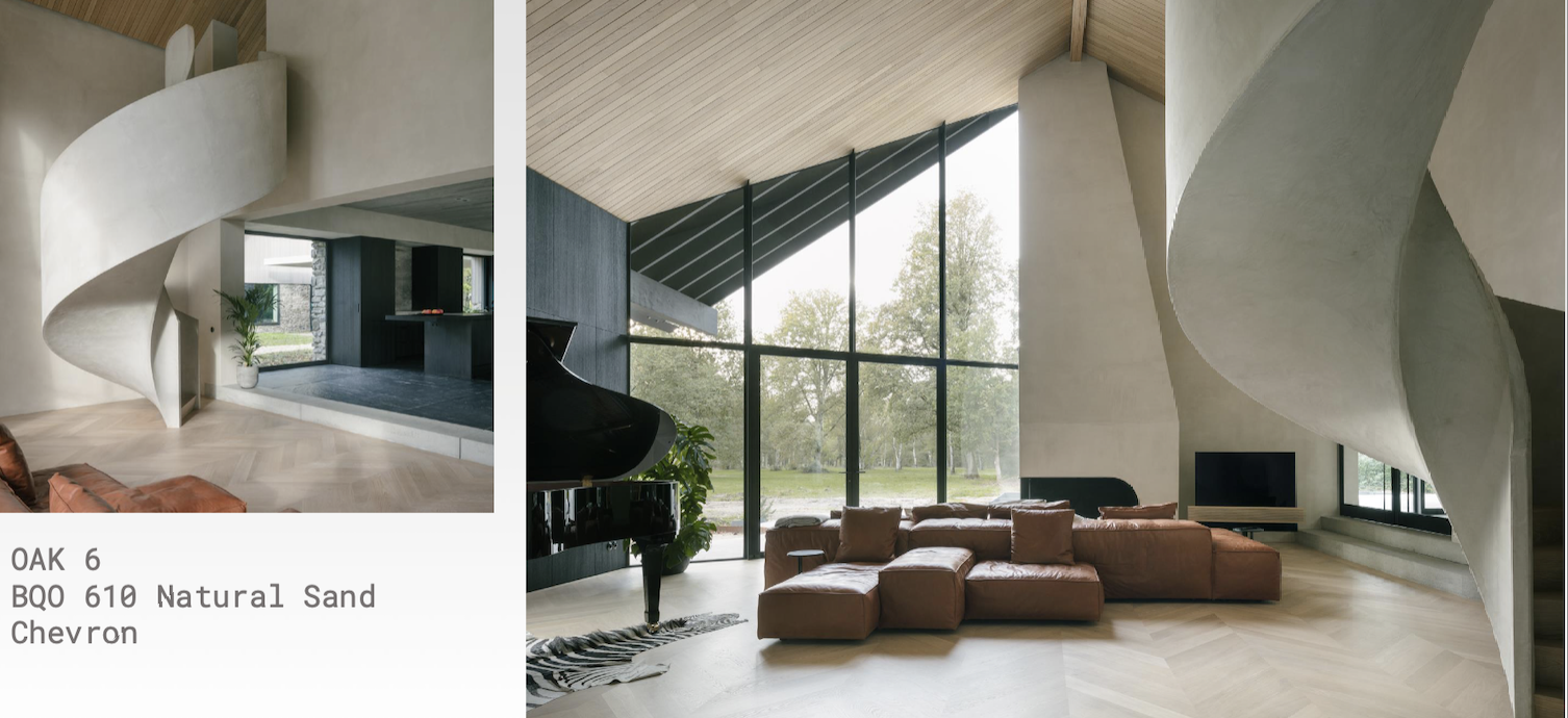 Interior de lujo con piso de madera en patrón chevron y escalera escultural