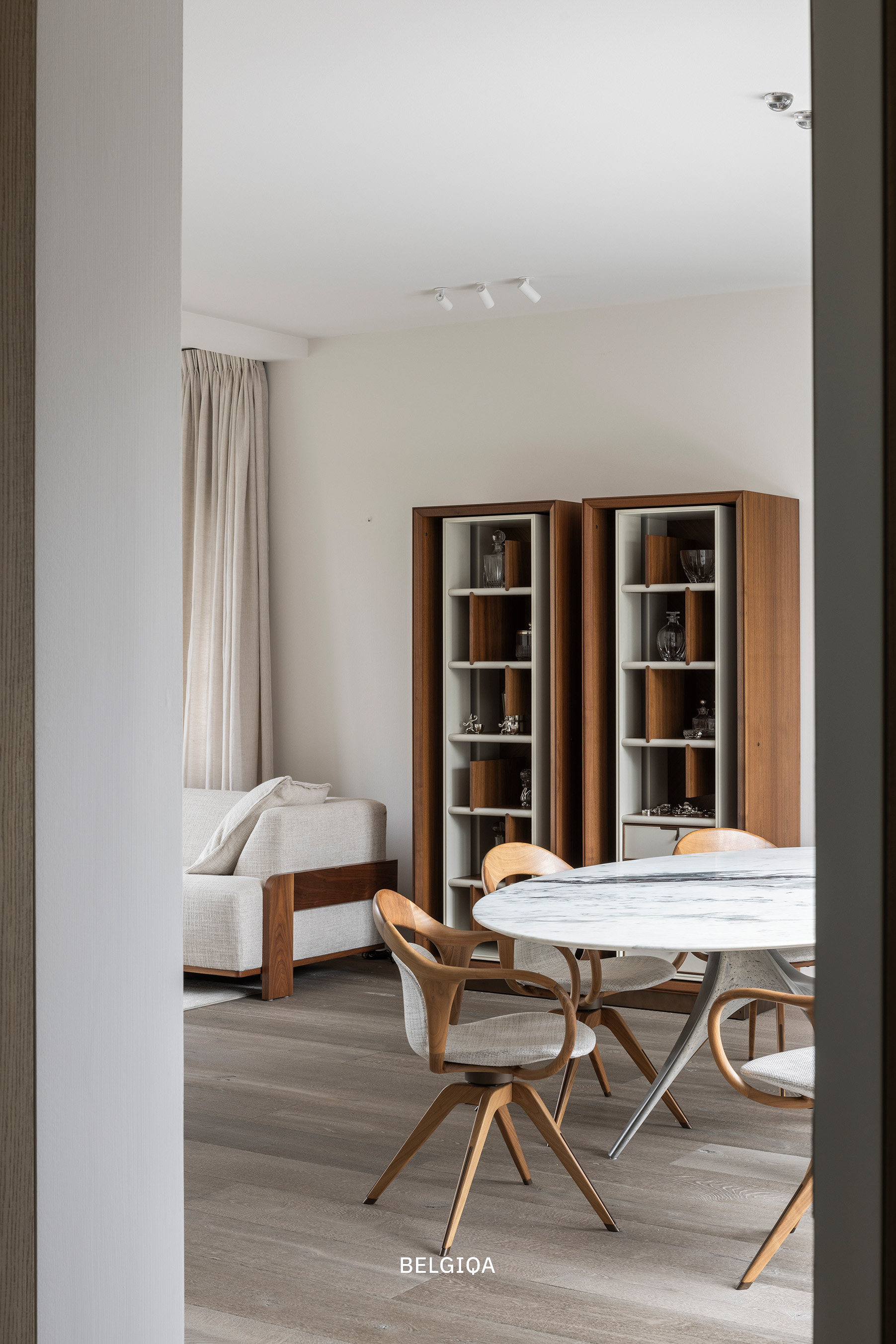 Comedor moderno con mesa de mármol y piso de madera Belgiqa
