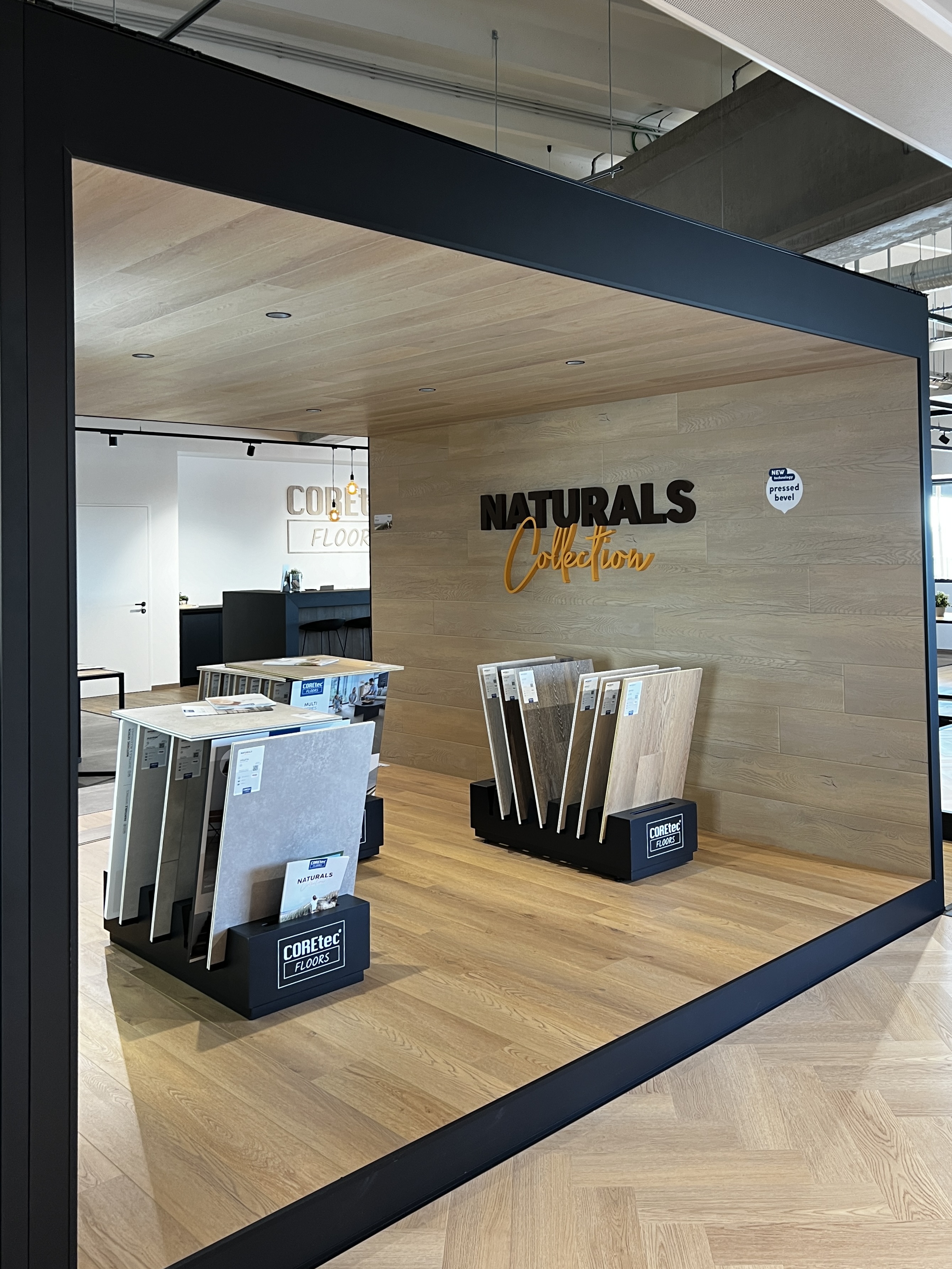 Showroom de Coretec exhibiendo la colección Naturals