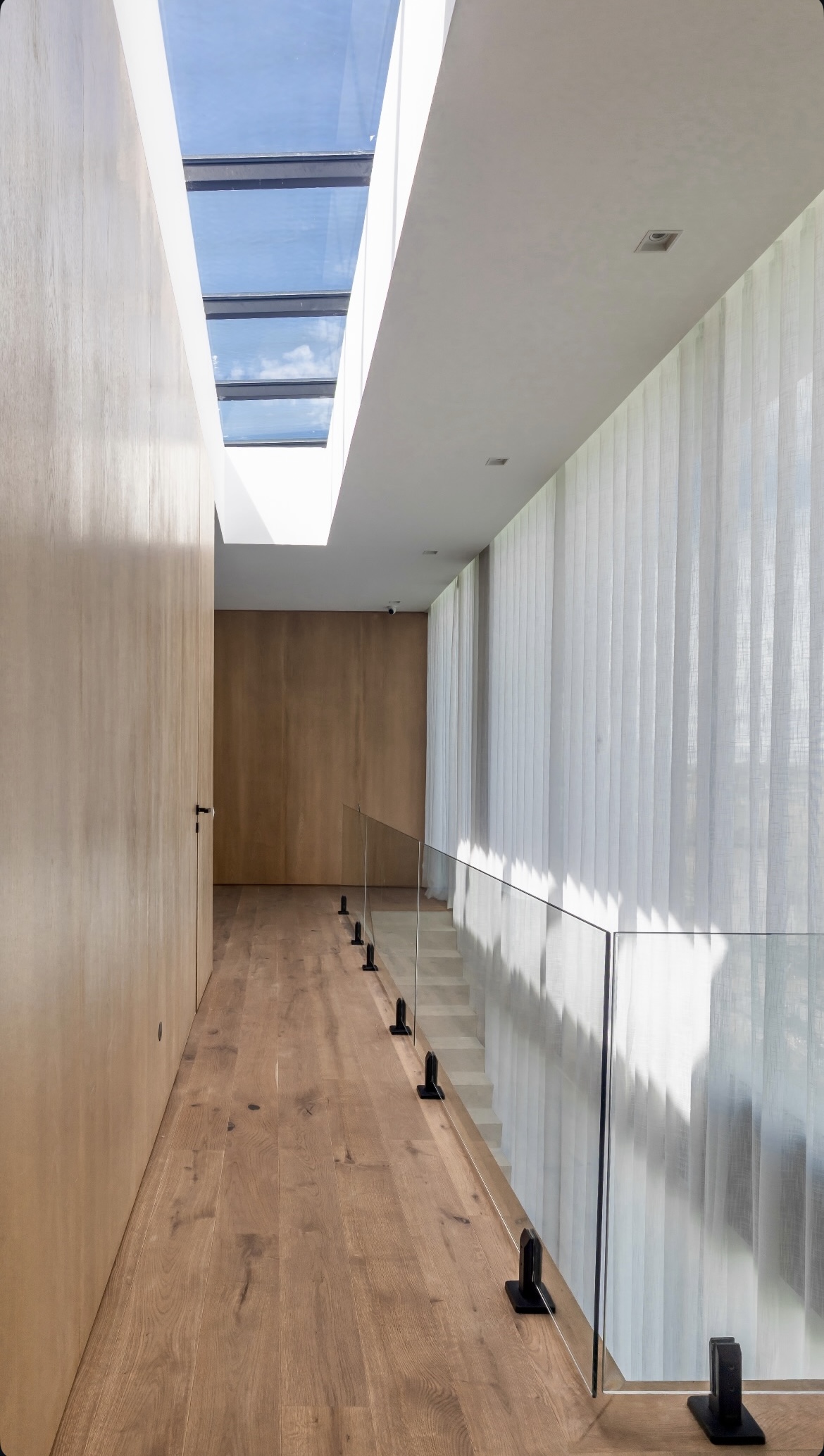 Estudio Martin Gomez - Residencia Moderna con Hormigón y Madera - imagen 2