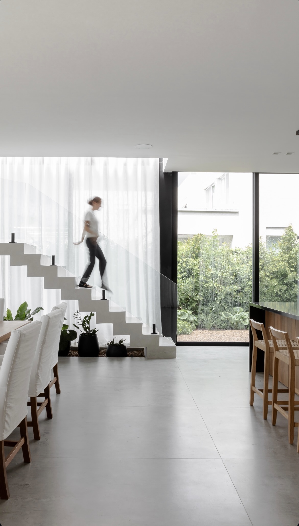 Estudio Martin Gomez - Residencia Moderna con Hormigón y Madera - imagen 6